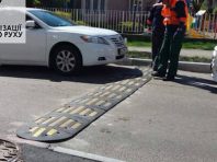 Дитячий садочок у Києві захистили «лежачими поліцейськими»