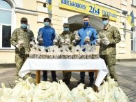 Українські бійці отримали пасхальні подарунки від УАФ