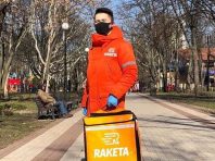 У столиці працівники в помаранчевих костюмах доставили понад дві тисячі продуктових наборів