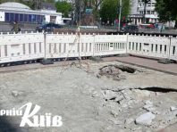 Яму біля станції метро «Арсенальна» ліквідовує фуд-корт [Фото]