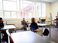 Соціальна дистанція, бар’єрна стрічка і жорсткі правила: у Данії школярі повернулись на навчання