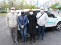 Медиків інфекційної лікарні на Херсонщині на роботу доставляють “футбольні” авто
