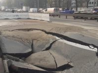 У Києві провалилась дорога на вулиці Гетьмана: рух обмежили