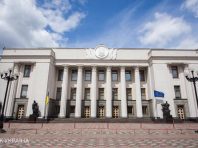 Раді рекомендують звільнити від оподаткування зарплати медиків, що борються з COVID-19