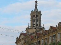 На Хрещатику з історичної будівлі обвалився шпиль: фото