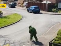 Британець замаскувався під кущ, аби вийти у карантин непоміченим – яскраве відео