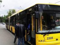 На вулиці Києва виїхали всі тролейбуси, але в салон пускають через одні двері [Фото]