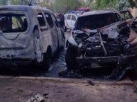 У Києві вночі під будинками згоріли три машини