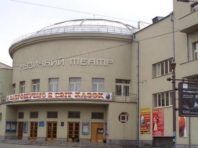На Подолі артисти театру вітатимуть киян з балкону