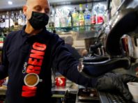 Відсьогодні у Києві дозволили продавати фастфуд і “каву на виніс”