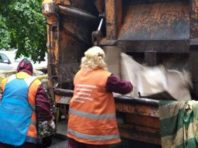 Подвір’я столичних будинків очищують від стихійних сміттєзвалищ