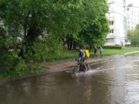 Невідомо, хто і коли звільнятиме двори столичних будинків від калюж