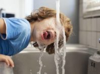 Чому вода у кранах киян має дивний запах