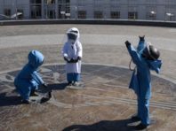Малюків на Поштовій площі одягли у костюми лікарів [Фото]
