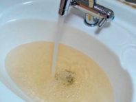 Чому з кранів у Києві тече брудна вода з неприємним запахом