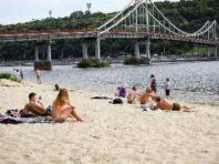 Пляжний сезон у Києві: чи безпечно купатися і ловити рибу під час пандемії