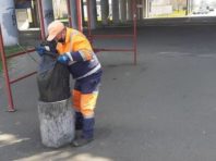 У Деснянському районі мішки зі сміттям зносять на зупинки транспорту