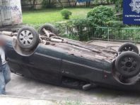 На проспекті Відрадному автомобіль вилетів з дороги та перевернувся