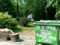 Олень далі, а не ти: відвідувачам Київського зоопарку нагадують про сміття [Фото]