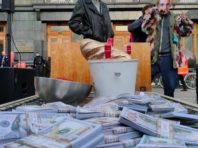 Під Офісом Президента у Києві проходить акція з койками і фальшивими грошима [Фото]