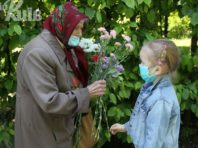 Кияни приходили до Вічного вогню в масках і під наглядом кінної поліції [Фото]