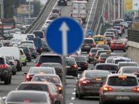 Зранку мости Києва скували затори