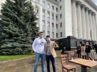 Столичні ресторатори влаштували вечерю просто неба на Банковій