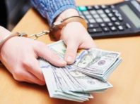 Хабар 15 тисяч доларів за вплив на рішення на КМДА: чоловіку повідомлено про підозру