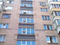 У житлових будинках на Солом’янці масово замінюють вікна [Фото]
