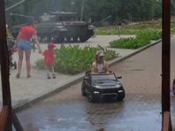 У столиці встановили «охолоджуючий портал» у парку біля танка [Фото]