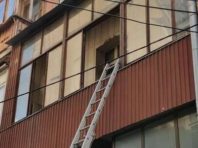 У cтолиці чоловік вистрибнув із вікна, побачивши вогнеборців