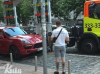 Елітне авто евакуювали із центру Києва [Фото]