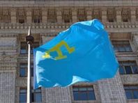 Біля київської мерії підняли кримськотатарський прапор [Фото]