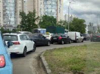 Автомобілі у Києві застрягли у заторах
