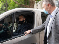Дві багатодітні родини отримали автомобілі від міста