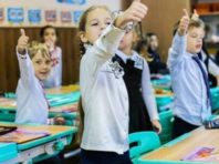 Для столичних першокласників закупили парти та мультимедійне обладнання