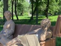 «Портал кохання»: у київському парку встановили незвичайний пам’ятник батькам