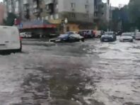 Наслідки зливи: автомобілі «попливли» по Подолу