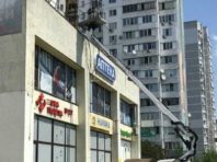 У Дарницькому районі виявили будинок, заліплений рекламою
