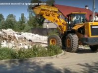 У Солом’янському районі екскаватором прибрали сміттєзвалище [Вiдео]