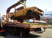 Зі столичної дороги евакуюювали старий автомобіль