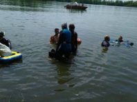 Шини та пляшки прибрали з дна протоки Десенка у столиці [Фото]