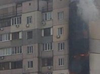 На Позняках у Києві біля постраждалого будинку горіла багатоповерхівка [Фото]