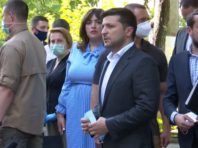 Зеленський вручив ключі від нових квартир постраждалим від вибуху на Позняках [Вiдео]