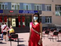 У масках і на відстані: як у столиці пройшов шкільний випускний [Фото]