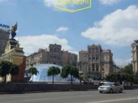 Альпіністи зняли рекламу з будинків, що «виходять» на Майдан Незалежності  [Фото]