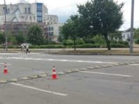 На Троєщині школярів захистили «лежачими поліцейськими»