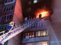 На Троєщині з палаючого будинку евакуювали людей