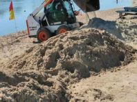 На київському пляжі підсипали 25 тонн піску