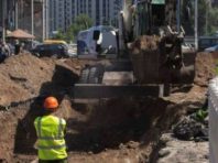 На Теремках прокладають теплотрасу під дорогою без закриття руху транспорту [Вiдео]